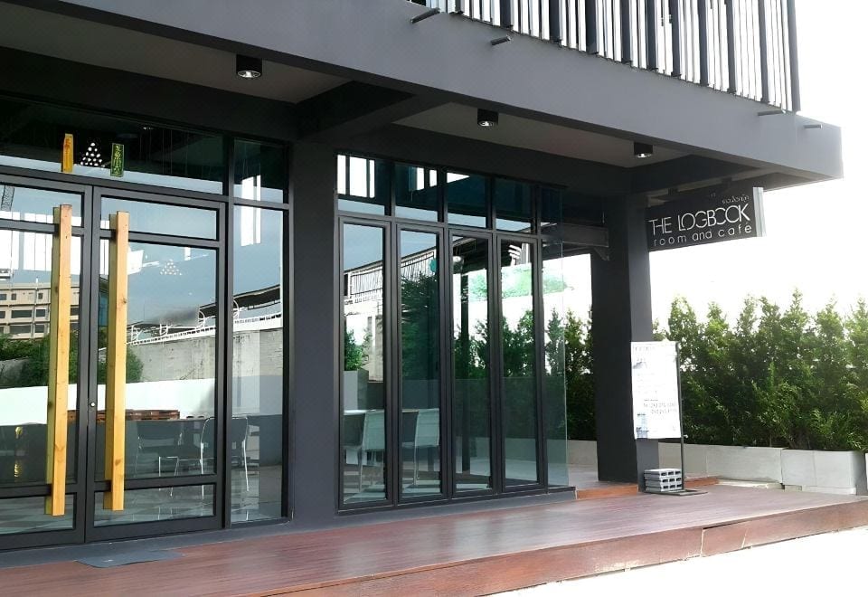 คาเฟ่เล็กๆ ในล็อบบี้ของ The LogBook Room and Cafe ที่ใช้เป็นเคาน์เตอร์เช็คอินไปในตัว