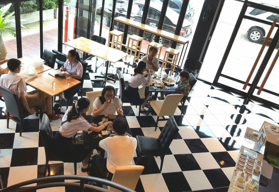 ห้องน้ำกว้างของ The LogBook Room and Cafe ที่ได้รับคำชมเรื่องความสะอาดและพื้นที่ใช้สอย