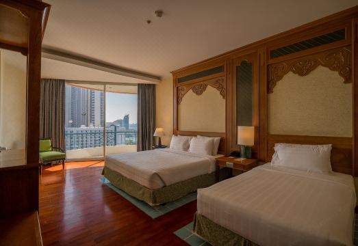 สระว่ายน้ำกลางแจ้งหลายระดับของ Long Beach Garden Hotel ท่ามกลางสวนเขียว