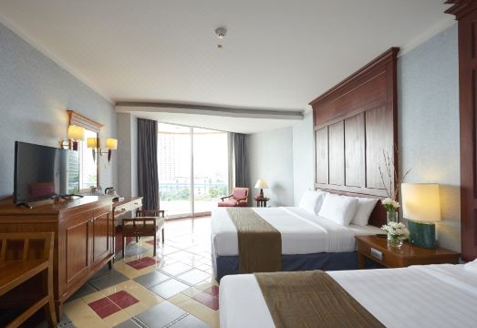 บรรยากาศห้องพักและร้านอาหารภายใน Long Beach Garden Hotel Pattaya