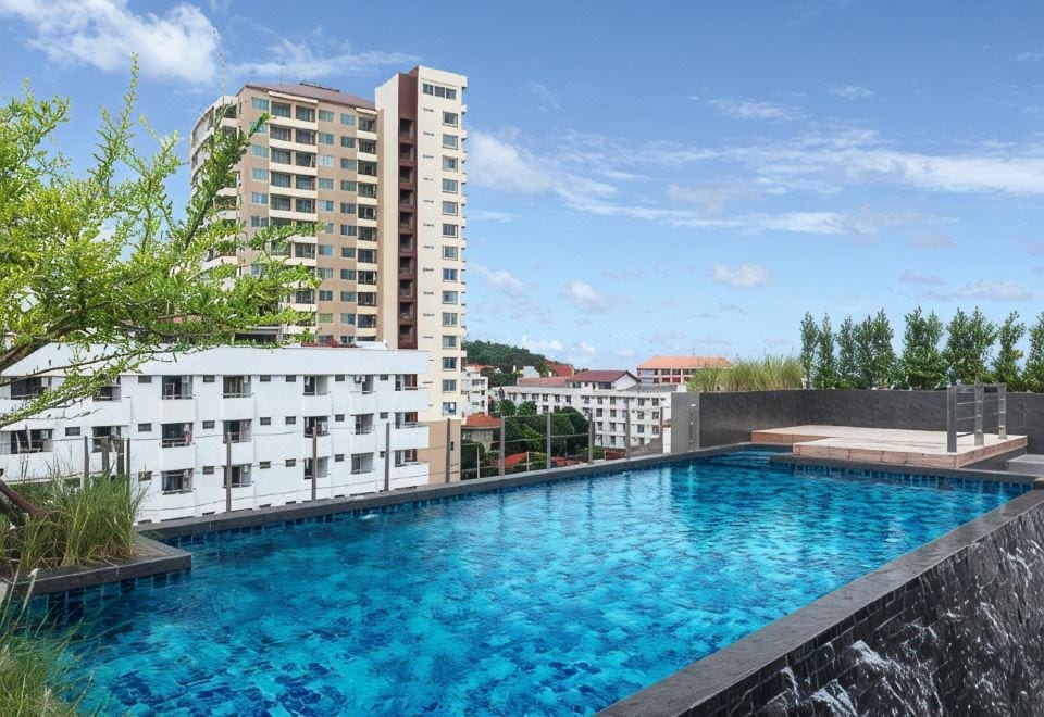 ห้องพักสไตล์โมเดิร์นมินิมอลของ Madera Residence Sriracha พร้อมครัวเล็กและพื้นที่นั่งเล่น