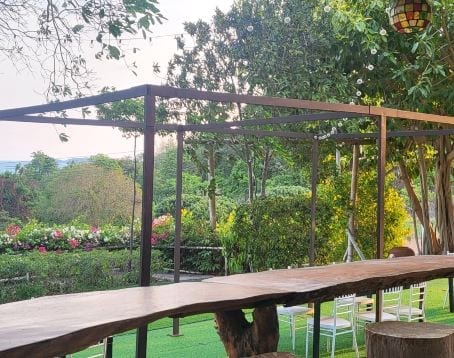 มุมร้านอาหารและพื้นที่นั่งของ Makmai Sailom Heights บนเนินเขาในย่านสัตหีบ ชลบุรี
