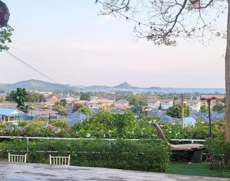 บรรยากาศเทอเรซและสวนของ Makmai Sailom Heights มองวิวอ่าวสัตหีบจากมุมสูง