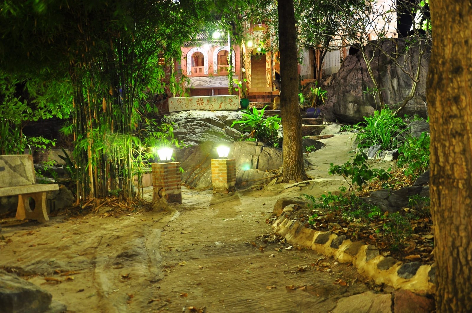 อาคารและมุมตกแต่งสไตล์โมร็อกโกสีสันสดใสของ Moroc Home Resort Koh Sichang