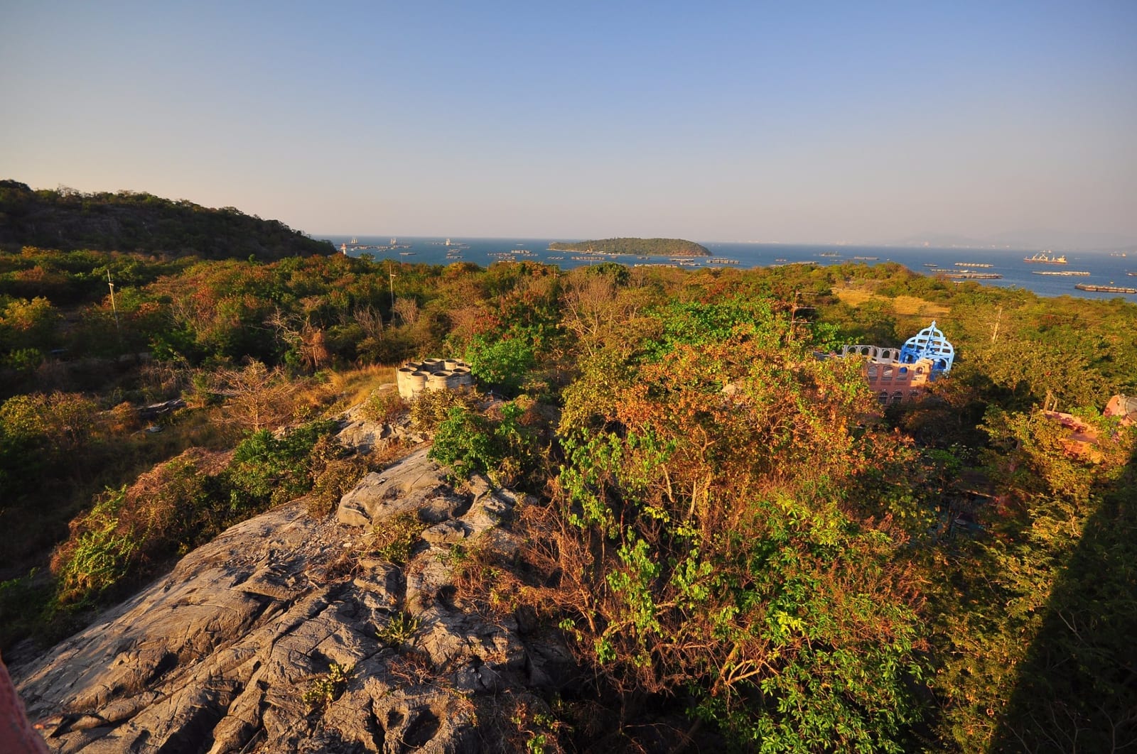 บรรยากาศรีสอร์ตและสวนของ Moroc Home Resort บนเกาะสีชัง จังหวัดชลบุรี