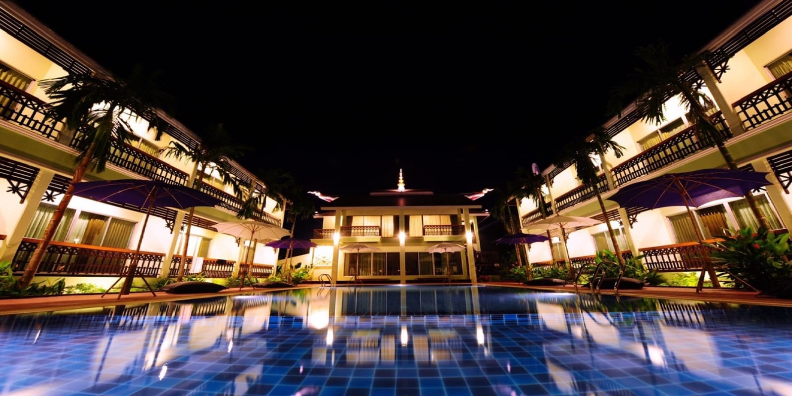 บรรยากาศพื้นที่ส่วนกลางและสระว่ายน้ำของ My Home Hotel สัตหีบ โทนเงียบสงบร่มรื่น