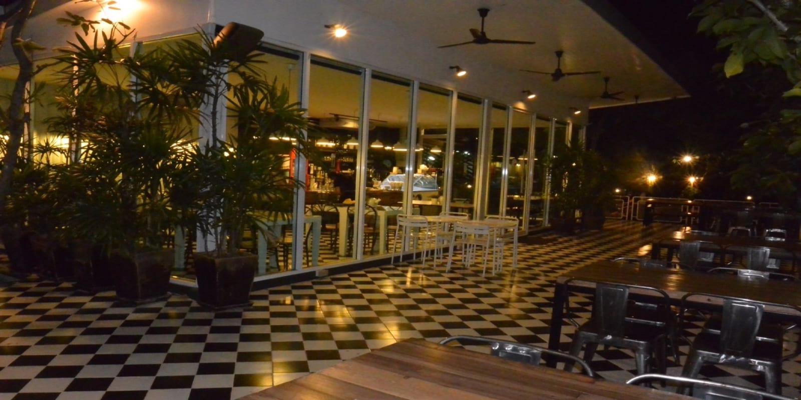 มุมมองด้านหน้าและทางเข้าโรงแรมบ้านไม้หอม My Home Hotel บนซอยสัตหีบ-สุขุมวิท 59