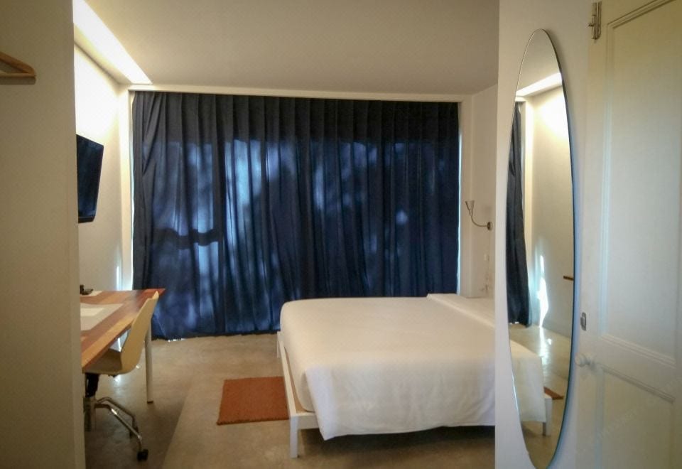 ห้องพักของ NYTH Hotel ตกแต่งสไตล์มินิมอลร่วมสมัย เตียงใหญ่และโทนสีเรียบสบายตา