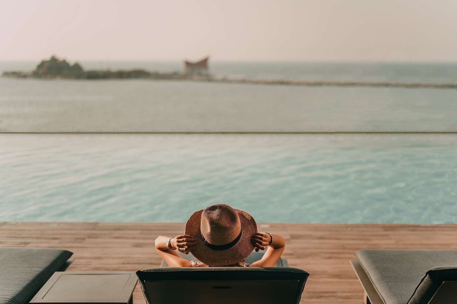 สระว่ายน้ำอินฟินิตี้ยาว 25 เมตรของ Oakwood Hotel & Residence Sri Racha มองเห็นวิวอ่าวไทย