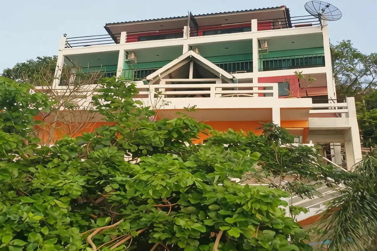 มุมระเบียงห้องพักของ Ocean View Resort - Koh Sichang มองออกไปเห็นทะเลและภูเขาบนเกาะสีชัง