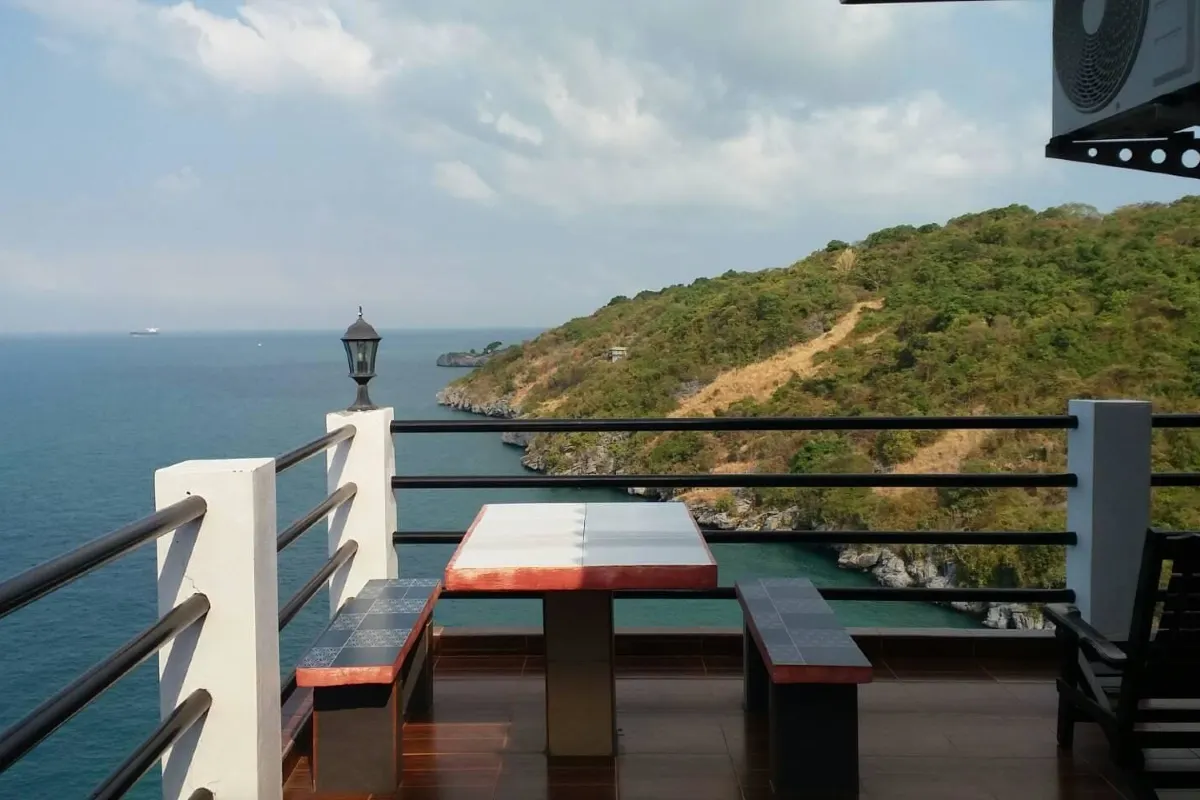 ห้องพักโทนเรียบง่ายของ Ocean View Resort - Koh Sichang พร้อมประตูออกระเบียงวิวทะเล