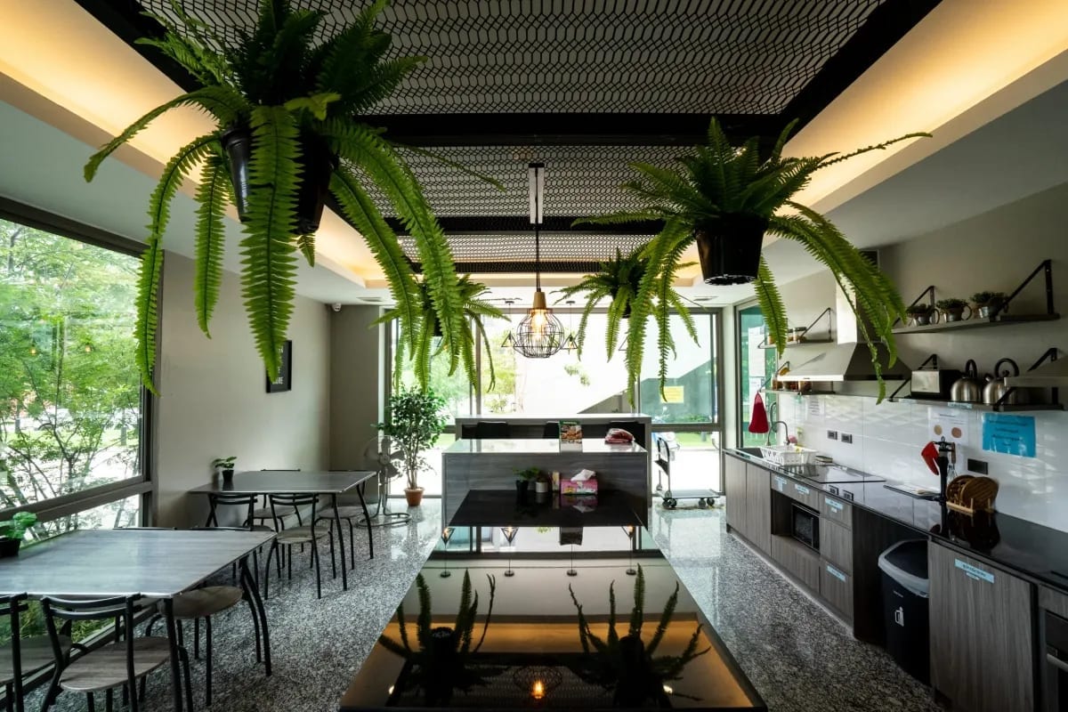 มุมรับประทานอาหารและพื้นที่ส่วนกลางของ ONPA Hotel & Residence Bangsaen