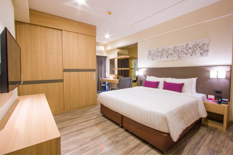 ห้อง One Bedroom Suite ของ Pacific Park Hotel ศรีราชา พร้อมมุมนั่งเล่นและครัวเล็กในตัว