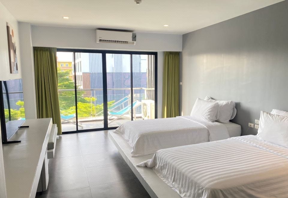 สระว่ายน้ำลอยฟ้าบนชั้นดาดฟ้าของ Panitar Haus มองเห็นหาดและทะเลวอนนภาบางแสน
