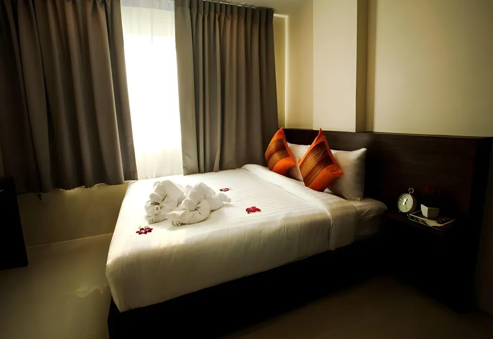 ห้องพักของ Patt Serviced Apartments อมตะนคร ตกแต่งสไตล์คอนโดโทนสว่างพร้อมเตียงใหญ่