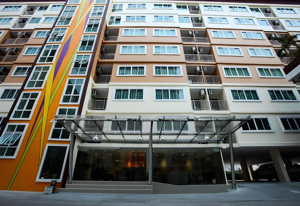 อาคารและบรรยากาศภายนอกของ Patt Serviced Apartments ในนิคมอมตะนคร