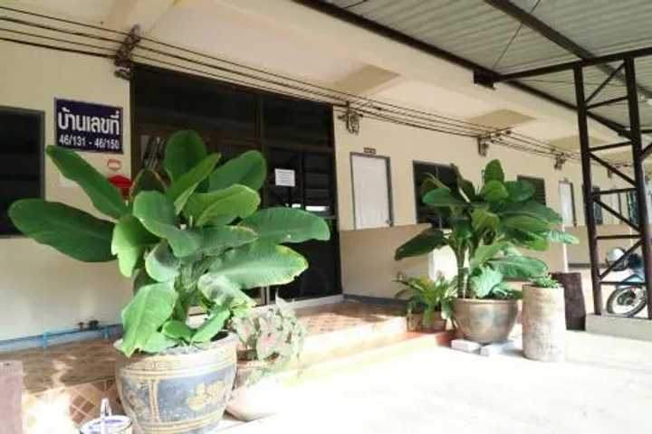 ห้องพักของ Pob Choke Residences ตกแต่งเรียบง่ายอบอุ่นพร้อมระเบียงส่วนตัวในย่านสัตหีบ ชลบุรี