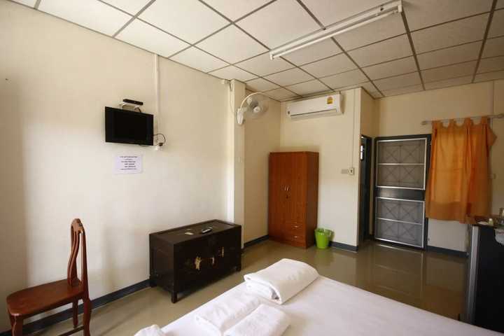 มุมสวนและพื้นที่ส่วนกลางของ Pob Choke Residences ที่พักเล็กเงียบสงบย่านสัตหีบ