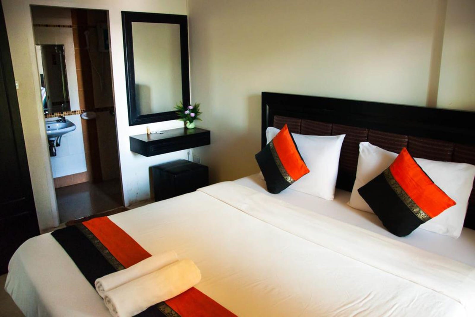 ห้องพักของ Pova Residence and Boutiques Resort ชลบุรี ตกแต่งโทนเรียบสะอาดตา