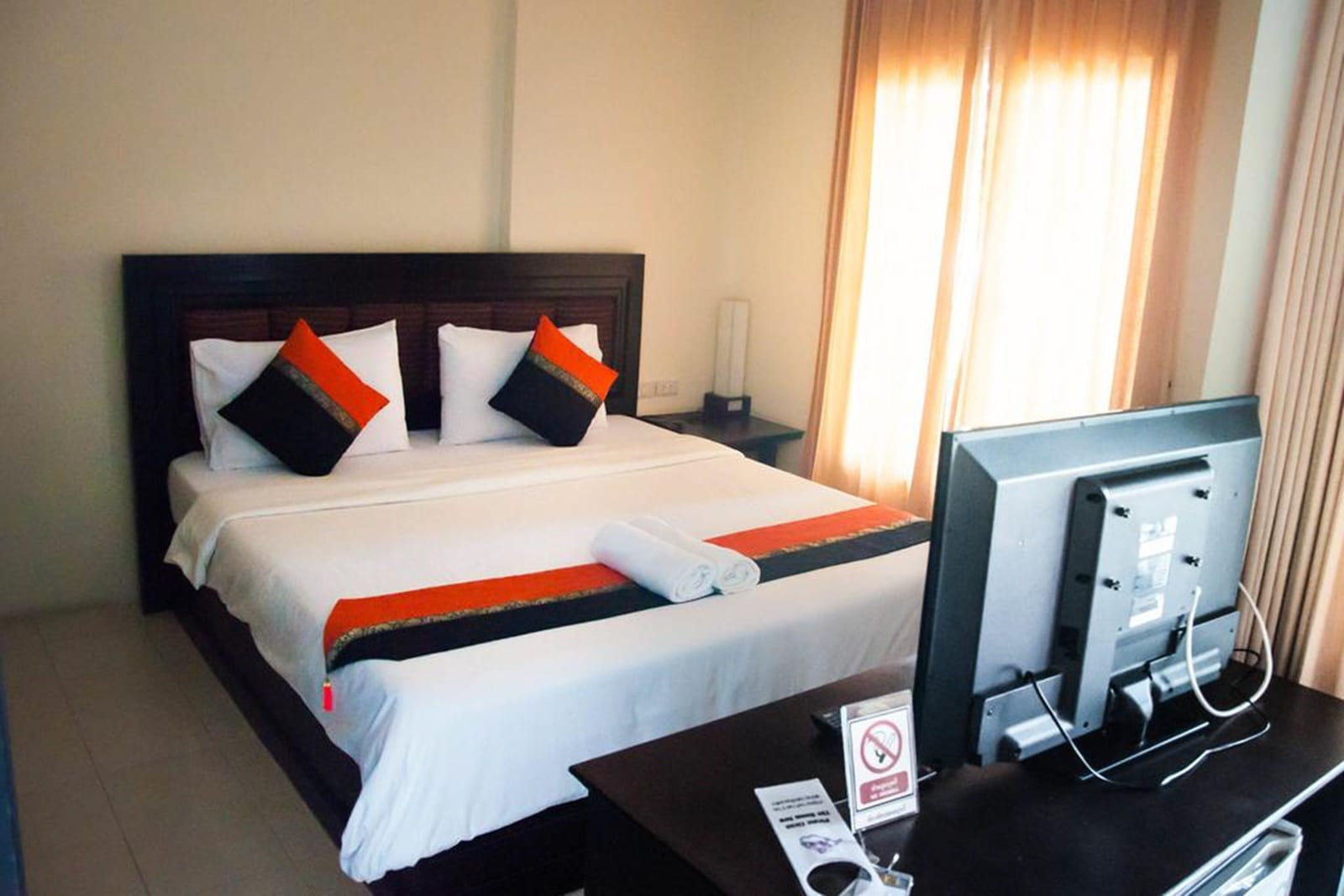 เตียงนอนในห้องพักของ Pova Residence and Boutiques Resort พร้อมเครื่องนอนสะอาด