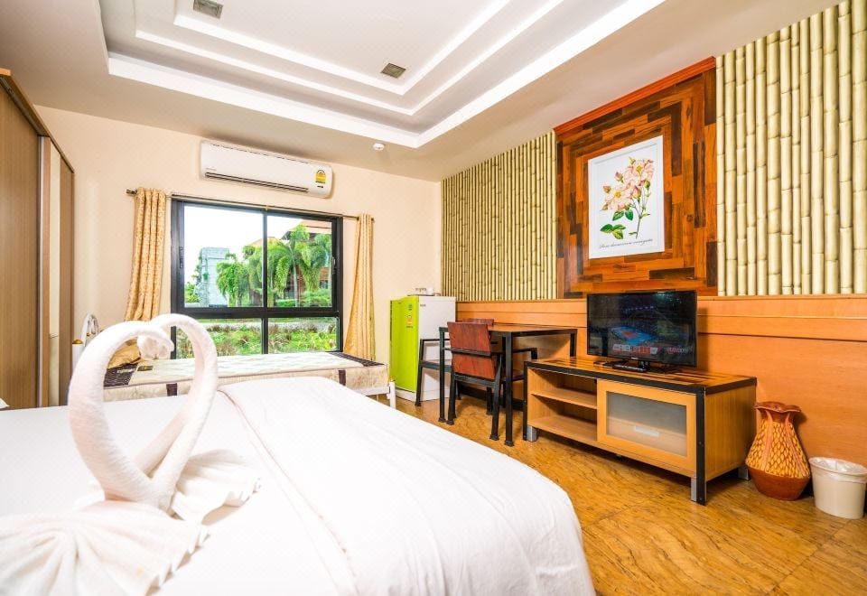 บรรยากาศสวนและอาคารพักของ Prew Lom Chom Nam (พริ้วลมชมน้ำ) รีสอร์ท ท่ามกลางต้นไม้ใหญ่ร่มรื่นที่บ่อวิน ศรีราชา