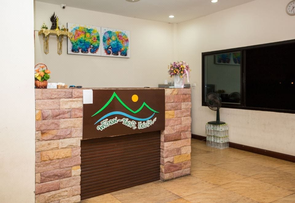 ห้องพักของพริ้วลมชมน้ำ รีสอร์ท ตกแต่งเรียบง่าย เตียงใหญ่ พร้อมแอร์และทีวี