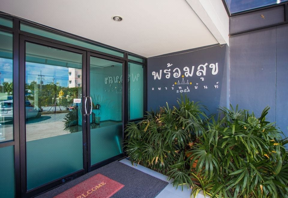 ห้องพักของ Promsook Apartment ห้วยกะปิ ตกแต่งสไตล์คอนโดโทนสว่างพร้อมเตียงใหญ่