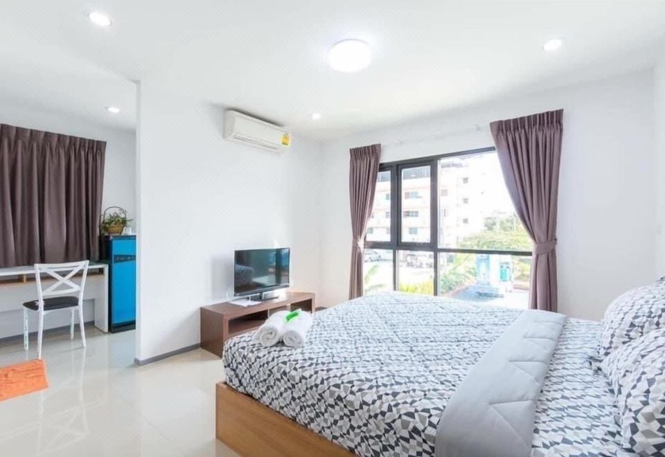 มุมห้องพักและพื้นที่ใช้สอยภายในห้องของ Promsook Apartment ชลบุรี