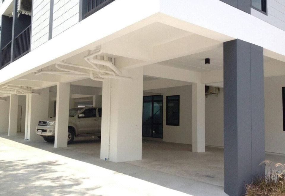 บรรยากาศอาคารและพื้นที่ส่วนกลางของ Promsook Apartment ย่านห้วยกะปิ