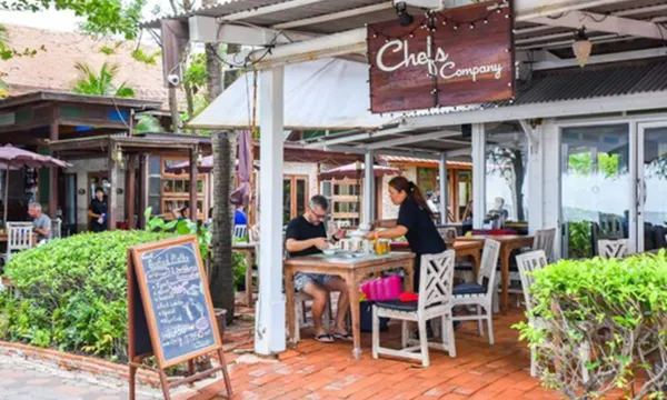 ร้านอาหารบรรยากาศสวนของ Rabbit Resort ใต้ร่มไม้ใหญ่