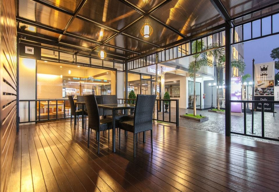 ห้องพักของ Racha Residence ศรีราชา ตกแต่งโทนอบอุ่นพร้อมครัวเล็กและมุมนั่งเล่น