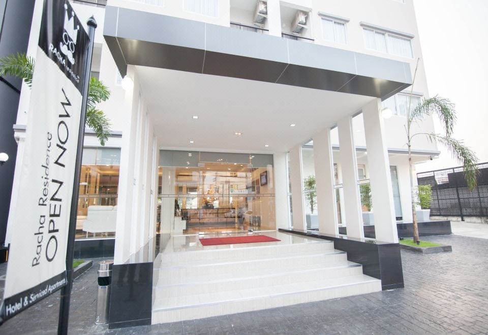 ห้องสวีทของ Racha Residence ที่กว้างขวางพร้อมโซฟาและมุมรับประทานอาหาร