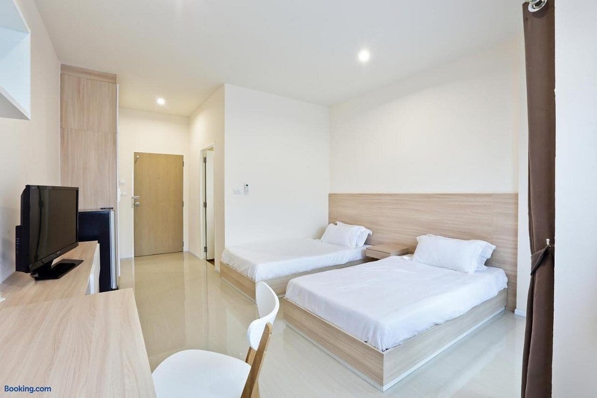 ห้องพักของ Rangh Place (รัญชน์ เพลส) ปลวกแดง ตกแต่งเรียบสะอาดพร้อมเตียงนอนและโต๊ะทำงาน
