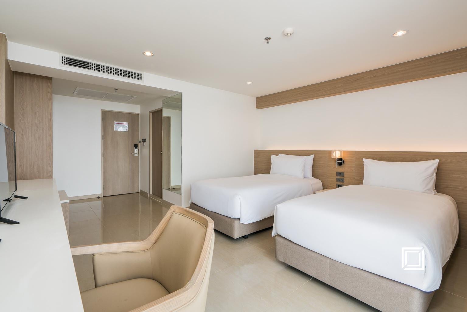 ห้องพักของ Rattanachol Hotel ชลบุรี ตกแต่งโทนสว่างหลังรีโนเวตปี 2018 ห้องกว้างได้แสงธรรมชาติ