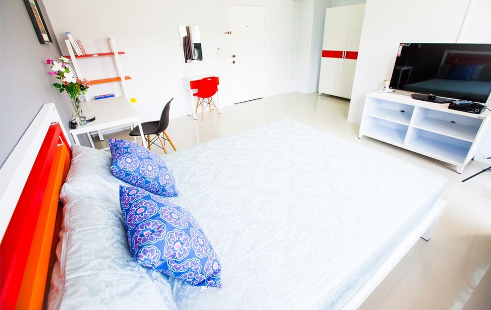 ห้องพักอีกมุมของ Room 9 Residence พร้อมระเบียงส่วนตัวและผ้าม่านกันแสง