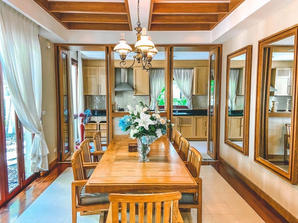 ภายในวิลล่า 5 ห้องนอนของ Royal Sammuk Villa พร้อมมุมนั่งเล่นและครัว