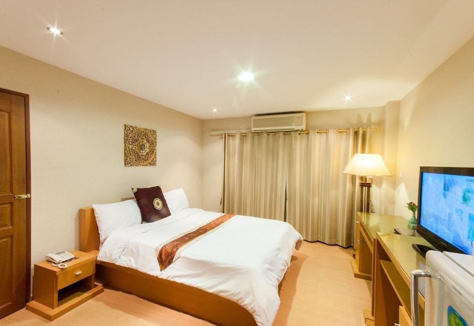 ห้องพักของ Sa-Bai-Dee Condo บางแสน ตกแต่งเรียบง่ายพร้อมเตียงและพื้นที่ใช้สอยกะทัดรัด