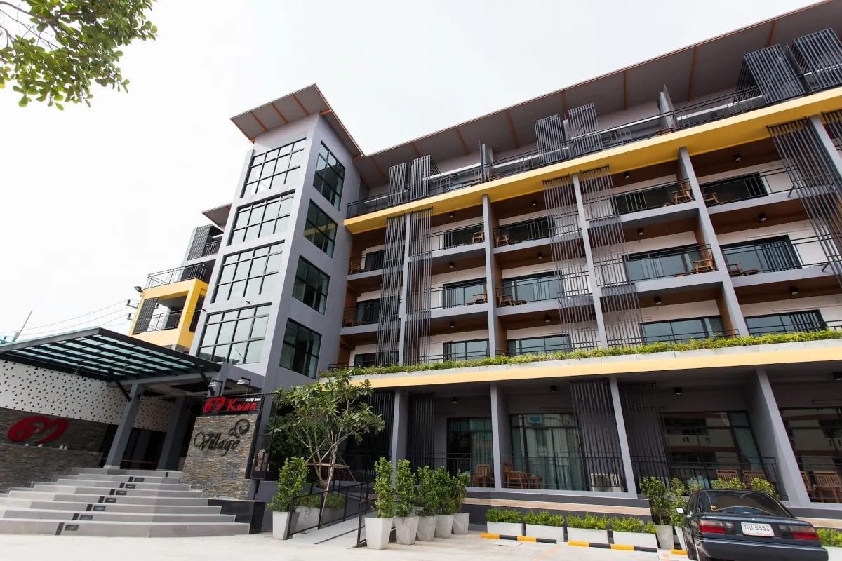 อาคารสไตล์ลอฟต์ของ Sam Kwan Village บางแสน โทนปูนเปลือยและกระจกร่วมสมัย