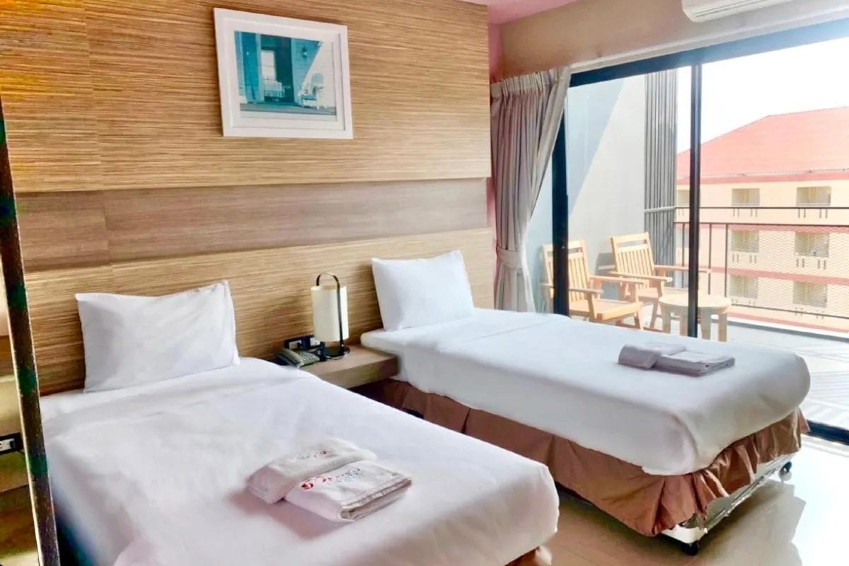 ห้องพักภายในของ Sam Kwan Village ตกแต่งเรียบสะอาด มีระเบียงและตู้เย็น