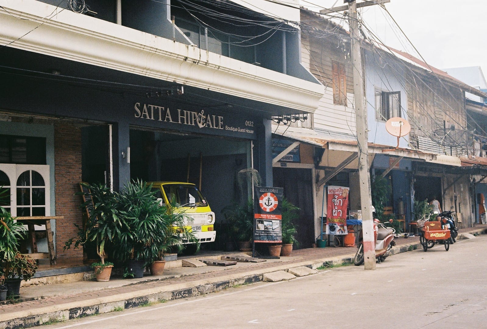ดาดฟ้าของ Sattahiptale Boutique Guesthouse สัตหีบ มองเห็นอ่าว เรือประมง และเกาะเล็กกลางทะเล