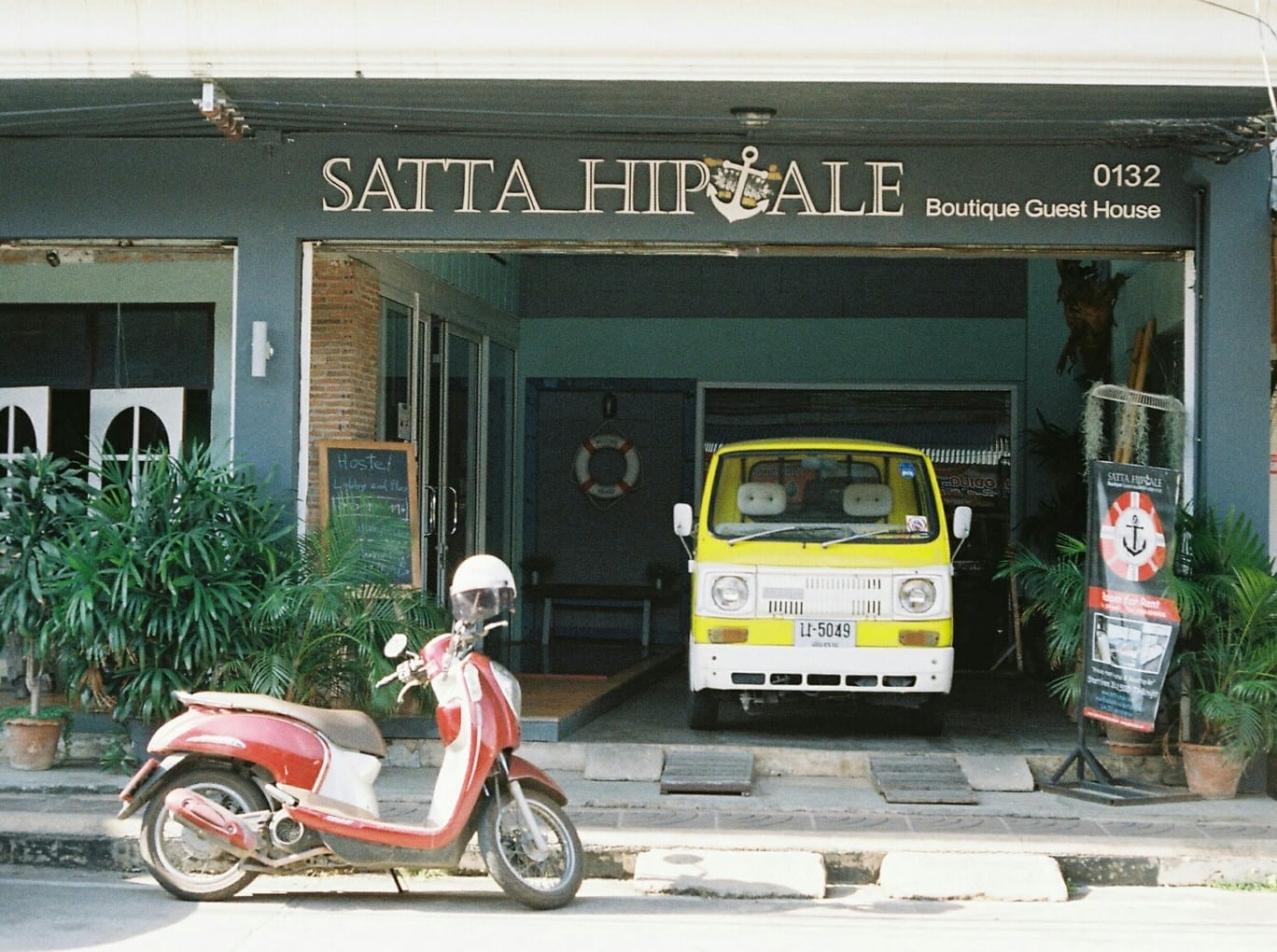 มุมส่วนกลางและบาร์ของ Sattahiptale ตกแต่งสไตล์บูทีคโทนอบอุ่นในตึกแถวเก่าริมน้ำ