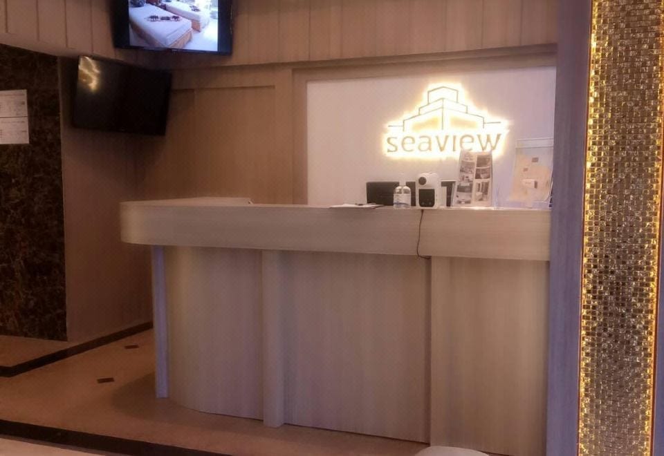 มุมห้องพักกว้างของ Seaview Sriracha Hotel มีโซฟา มุมนั่งเล่น และพื้นที่ใช้สอย