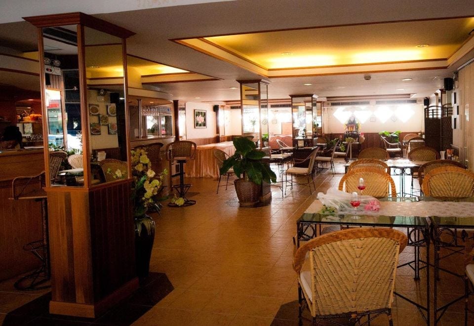 ร้านอาหารริมทะเลของ Seaview Sriracha Hotel เสิร์ฟอาหารไทยและอเมริกันบรรยากาศริมทะเลศรีราชา