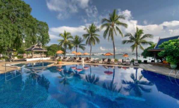 สระว่ายน้ำกลางสวนเขตร้อนของ Siam Bayshore Resort Pattaya ล้อมด้วยต้นปาล์ม