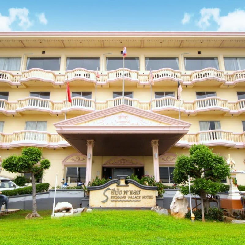 อาคารโรงแรม Sichang Palace สามชั้นกลางชุมชนเกาะสีชัง จังหวัดชลบุรี