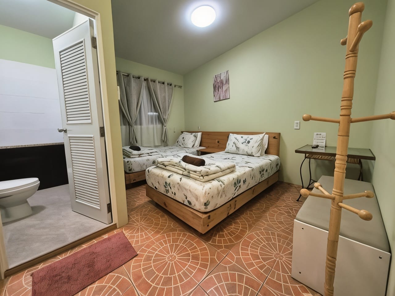 ห้องพักส่วนตัวของ Sindy's Hostel Pattaya โทนสว่าง มีแอร์