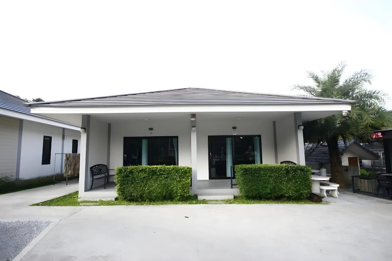 อาคารและบรรยากาศภายนอกของ SiriNiran Resort รีสอร์ตเล็กในตัวเมืองสัตหีบ ชลบุรี