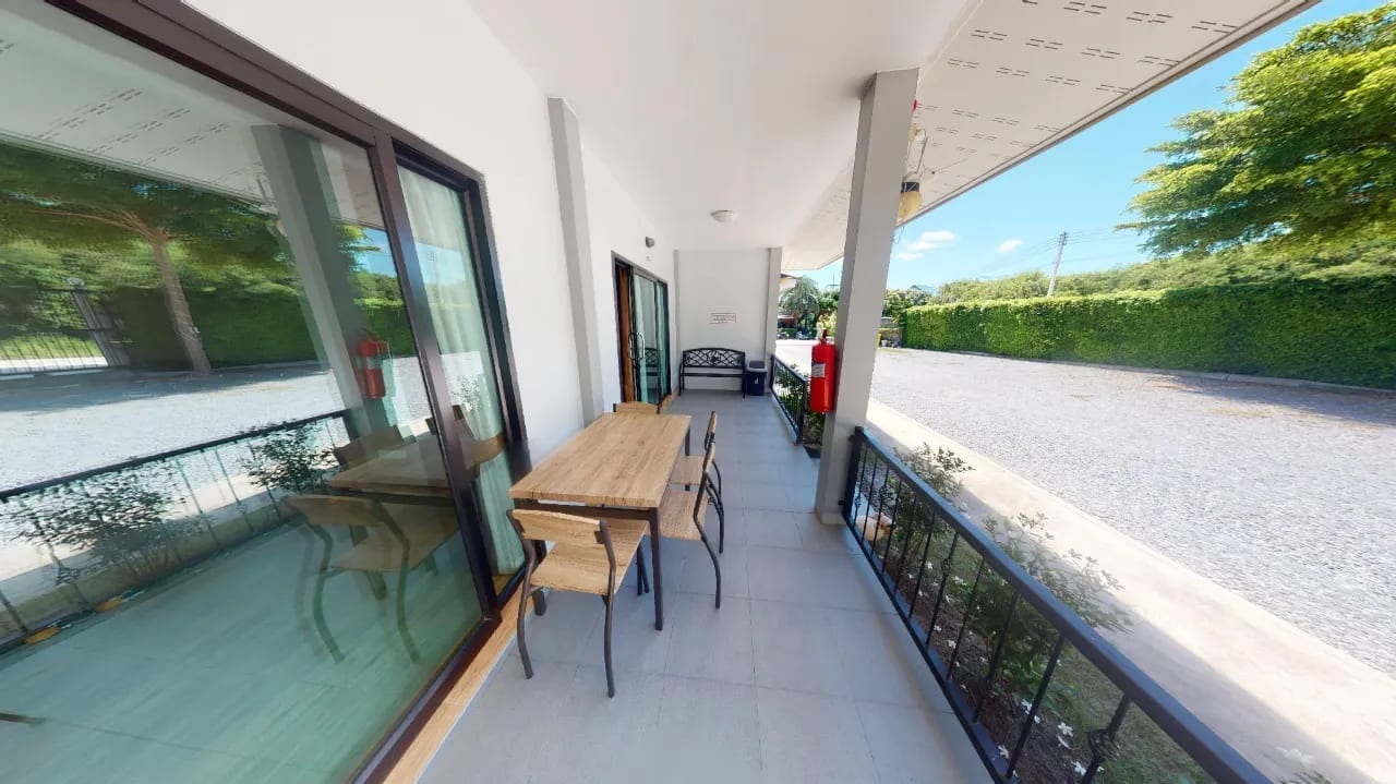 มุมส่วนกลางและลานจอดรถของ SiriNiran Resort สัตหีบ บรรยากาศเงียบสงบเป็นกันเอง