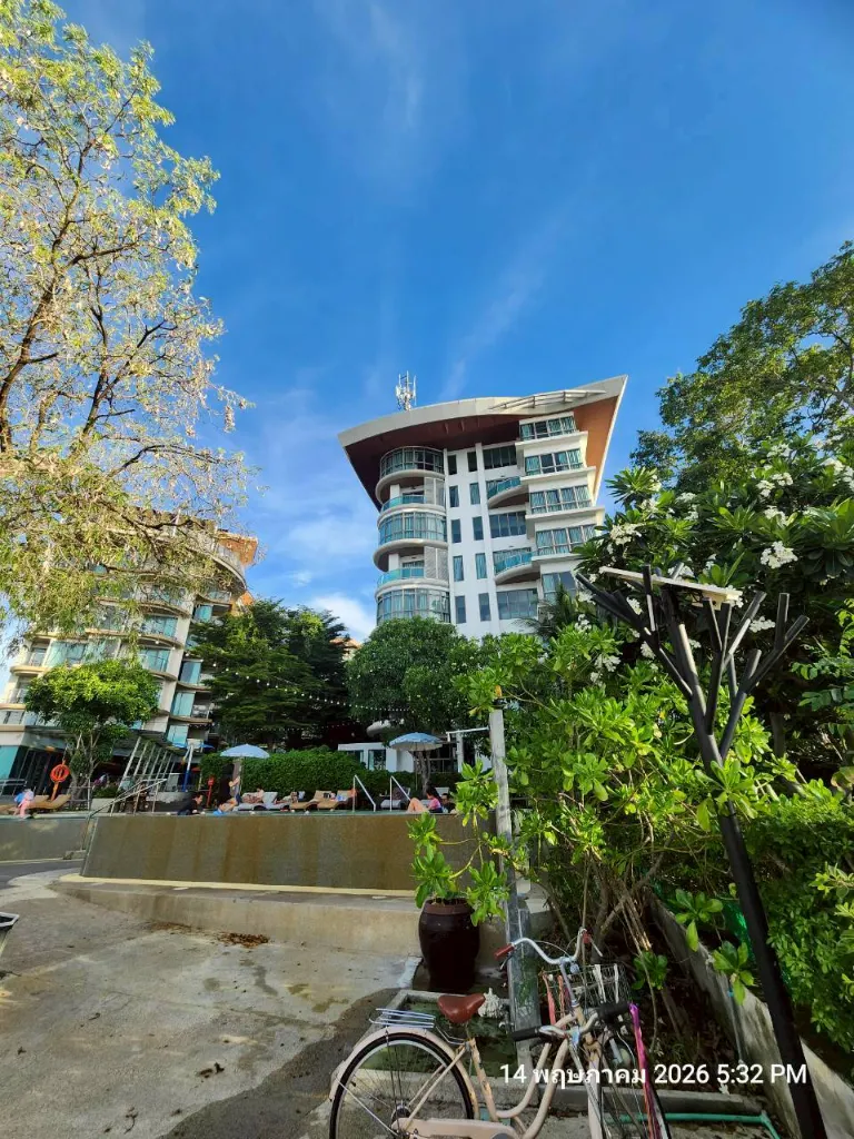 ภายนอกอาคารและสะพานท่าเรือของ Centara Sonrisa Residences & Suites Sriracha ที่ยื่นลงทะเล