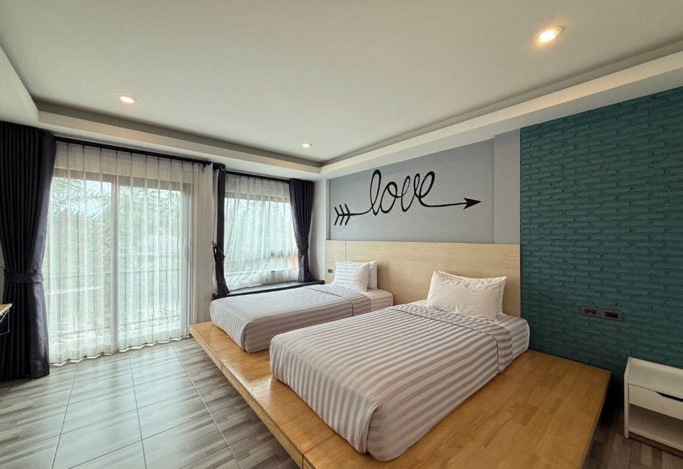 ห้องพักของ Sor Kor Sor Resort สัตหีบ ตกแต่งเรียบง่ายโทนสบายตา เตียงนุ่ม แอร์เย็น สะอาด